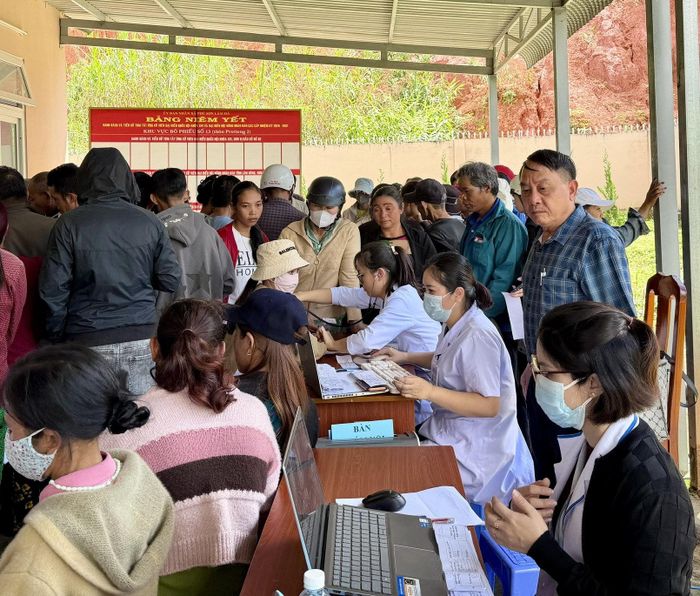 Rất đông người dân xã Phú Sơn Lâm Hà đến khám sức khỏe miễn phí định kỳ
