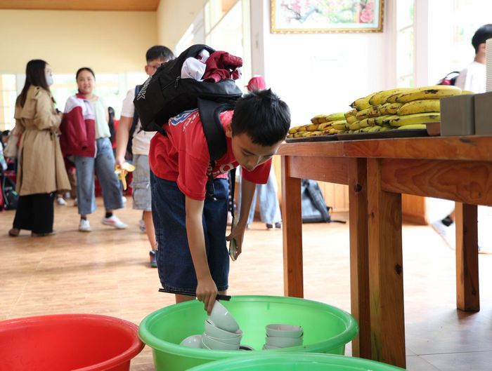 Tự dọn bát đũa sau bữa ăn để rèn luyện tính tự giác