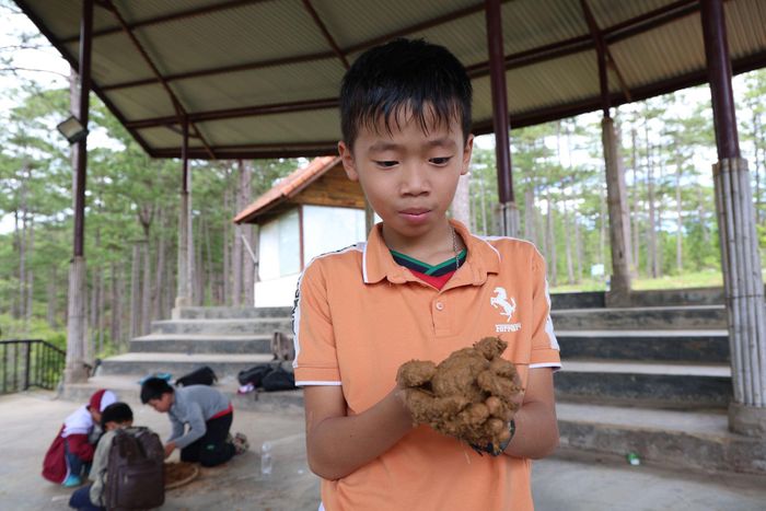 Phan Lê Công Duy, học sinh lớp 6A4, Trường THCS Hùng Vương, phường Lang Biang - Đà Lạt tập trung làm banh hạt giống