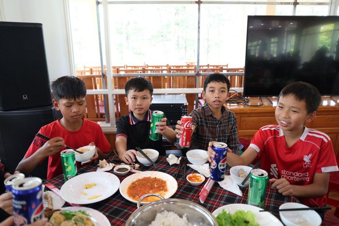 Thưởng thức bữa ăn ngon miệng sau 3 giờ xuyên rừng khám phá thiên nhiên