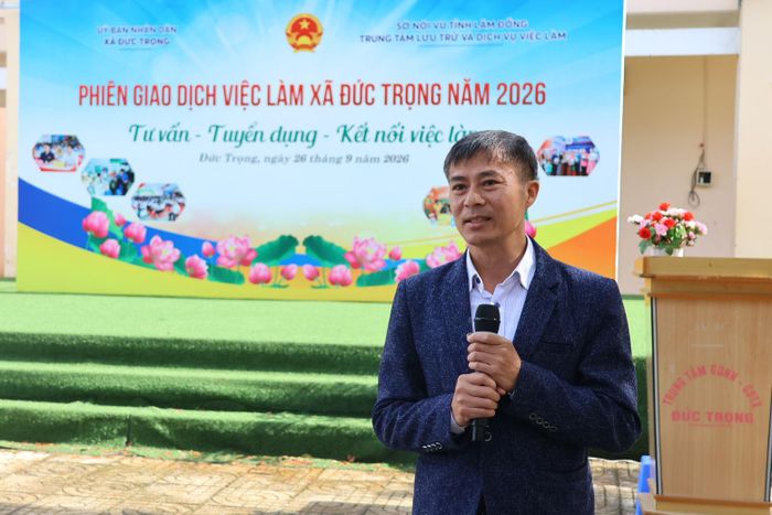 Ông Hoàng Trọng Vinh, Phó Giám đốc Trung tâm Lưu trữ và dịch vụ việc làm tỉnh, thông tin về thị trường lao động