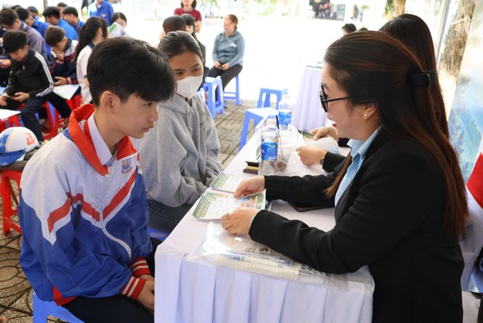 Các em học sinh, người lao động tìm hiểu nhu cầu tuyển dụng của các doanh nghiệp