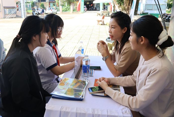 Các em học sinh, người lao động tìm hiểu nhu cầu tuyển dụng của các doanh nghiệp