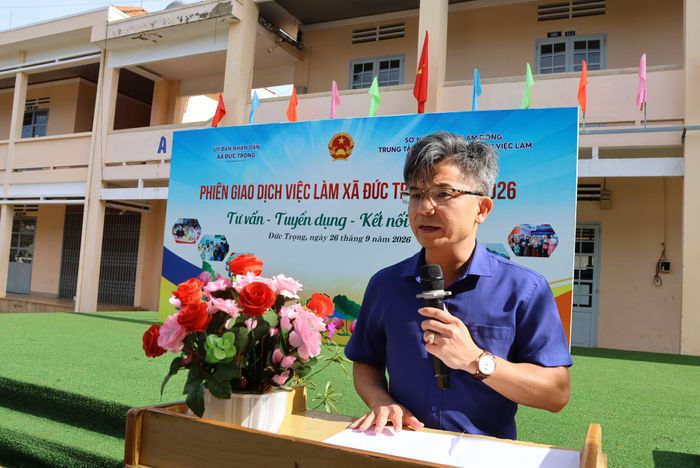 Ông Trần Văn Hải, Phó Chủ tịch UBND xã Đức Trọng, phát biểu khai mạc Phiên giao dịch việc làm.