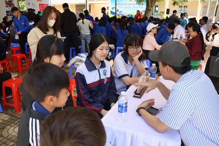 Các em học sinh, người lao động tìm hiểu nhu cầu tuyển dụng của các doanh nghiệp.
