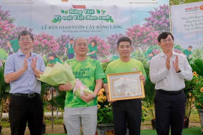 Ông Nguyễn Hồng Hải, Phó Chủ tịch Thường trực UBND tỉnh Lâm Đồng đã trao tặng bằng khen của UBND tỉnh Lâm Đồng cho Công ty Cổ phần Chứng khoán Rồng Việt