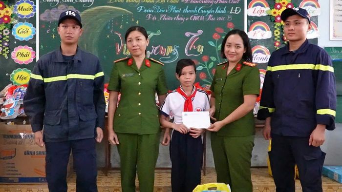 Đội Đội Chữa cháy và cứu nạn cứu hộ Khu vực 5 và đoàn phường Phan Thiết đã trao học bổng và quà cho các em Trường tình thương Phan Thiết