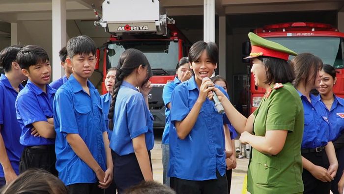 Tuyên truyền viên đặt câu hỏi giao lưu với đoàn viên tham gia chương trình