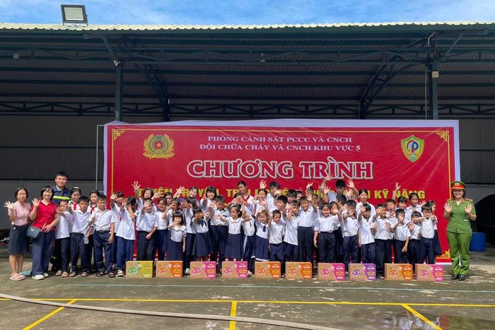 Đội Đội Chữa cháy và cứu nạn cứu hộ Khu vực 5 và đoàn phường Phan Thiết đã trao học bổng và quà cho các em Trường tình thương Phan Thiết