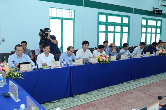 Lãnh đạo các sở, ngành, địa phương dự buổi làm việc