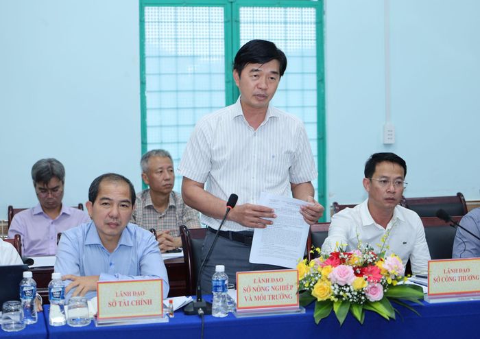 Giám đốc Sở Nông nghiệp và Môi trường tỉnh Lâm Đồng Phan Nguyễn Hoàng Tân báo cáo tại buổi làm việc