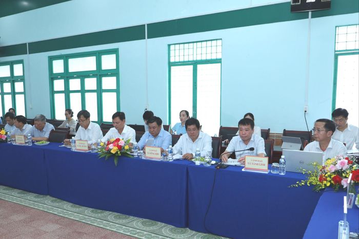 Lãnh đạo các xã dự buổi làm việc