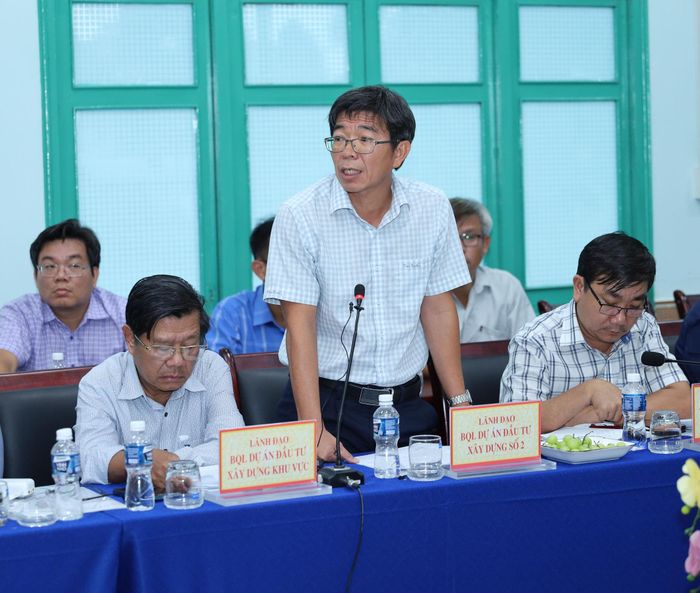Giám đốc Ban Quản lý dự án đầu tư xây dựng số 2 tỉnh Lâm Đồng Phan Thanh Hoàng báo cáo tại buổi làm việc