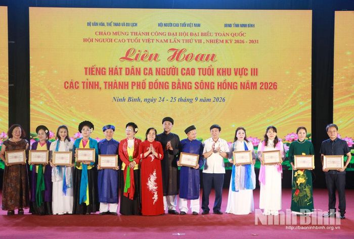Lãnh đạo Trung ương Hội NCT Việt Nam và Hội NCT tỉnh trao tặng đội hát dân ca xuất sắc nhất.