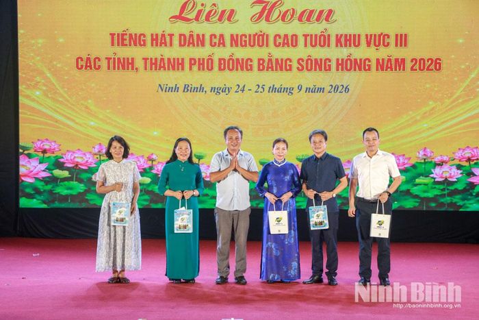 Lãnh đạo doanh nghiệp trao tặng quà cho các Đội tham gia Liên hoan.