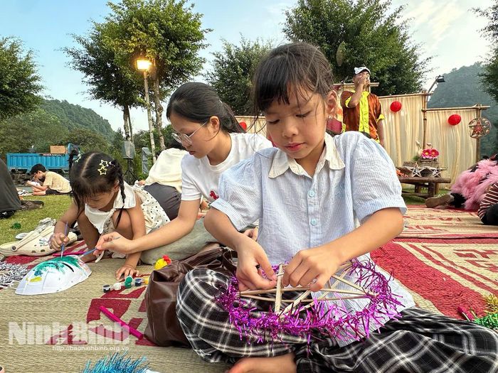 Các em nhỏ hào hứng tham gia hoạt động làm đèn ông sao. Ảnh: Nguyễn Lựu