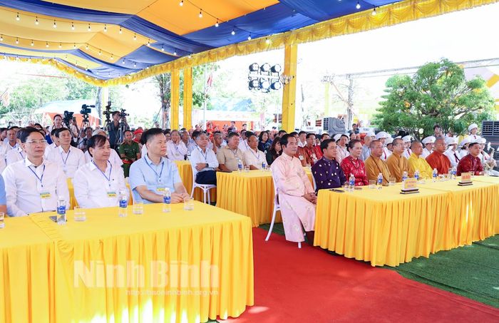 Các đại biểu dự lễ khai mạc.