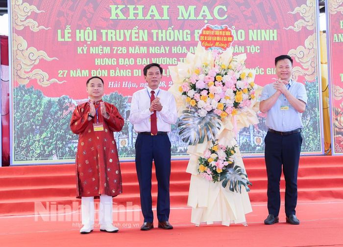 Đồng chí Nguyễn Viết Cường, Phó Cục trưởng Cục Di sản Văn hóa tặng hoa chúc mừng lễ khai mạc.