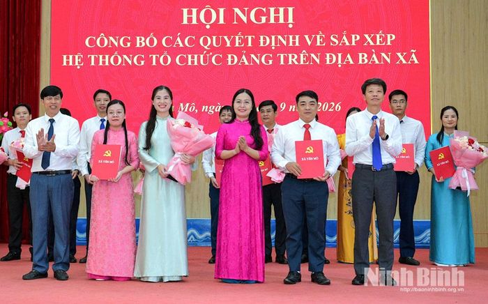 Thường trực Đảng ủy xã Yên Mô trao quyết định thành lập và tặng hoa chúc mừng Chi bộ Văn phòng Đảng ủy xã.