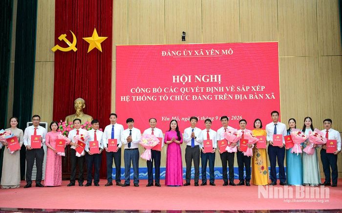 Các đồng chí Thường trực Đảng ủy xã Yên Mô chụp ảnh lưu niệm cùng cấp ủy các chi bộ mới thành lập.