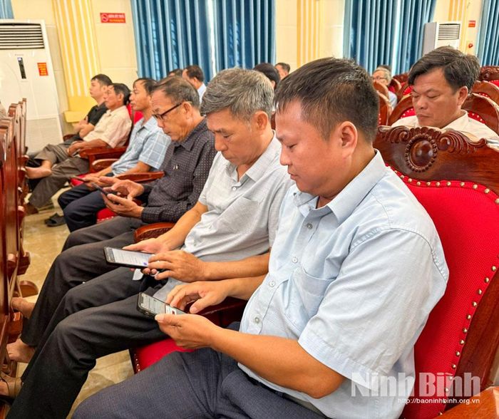 Các thành viên Tổ Công nghệ số cộng đồng xã Yên Cường thực hành kỹ năng số.