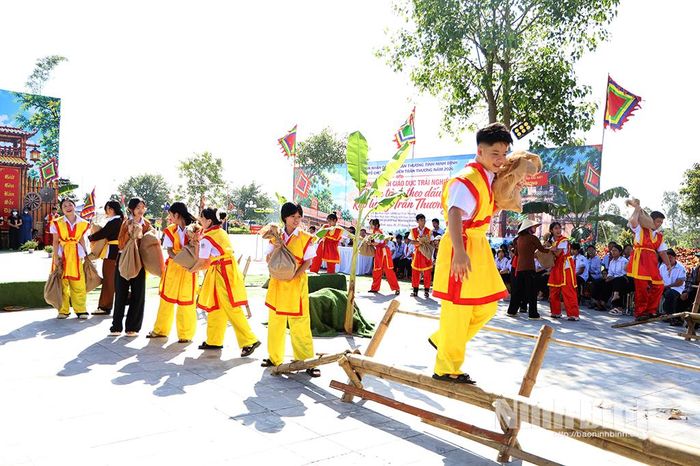 Học sinh thực hành vượt chướng ngại vật, đưa lương thực về kho an toàn.