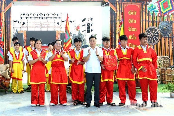Ban tổ chức trao giải Nhất cho đội tham gia chương trình.