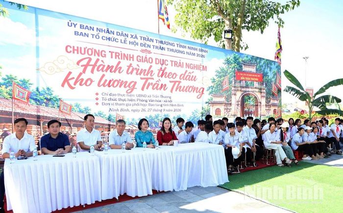 Các đại biểu và các em học sinh dự chương trình.
