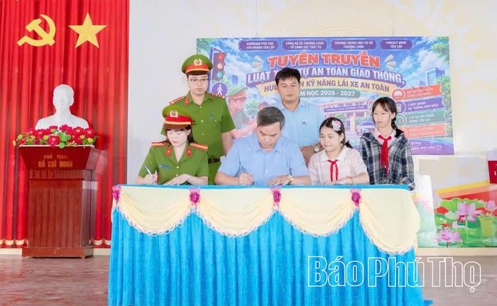 Xã Thượng Long tổ chức thực hiện việc ký cam kết chấp hành các quy định pháp luật về trật tự, an toàn giao thông đường bộ nhân dịp Tháng An toàn giao thông năm 2026 cho các cơ quan, đơn vị, trường học trên địa bàn.