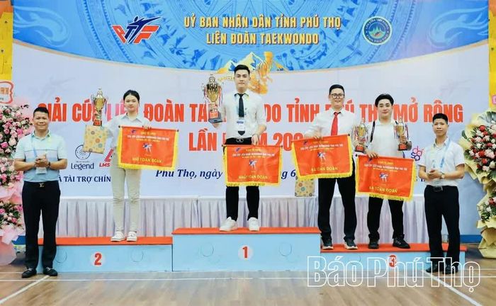 Ban Tổ chức trao cờ, cúp cho các đơn vị đạt thứ hạng Nhất, Nhì, Ba toàn đoàn Giải Cúp Liên đoàn Taekwondo tỉnh Phú Thọ mở rộng lần thứ I năm 2026.