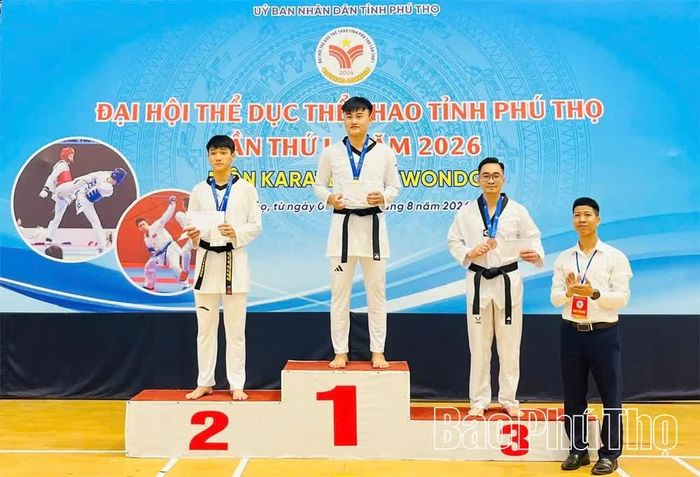 Ban Tổ chức trao huy chương cho các vận động viên đạt thành tích tại Đại hội Thể dục thể thao tỉnh Phú Thọ lần thứ I năm 2026.
