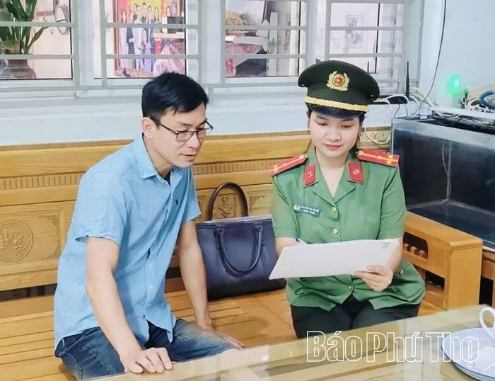 Công an xã Liên Hòa trực tiếp đến hộ dân hướng dẫn kê khai thông tin đất đai.