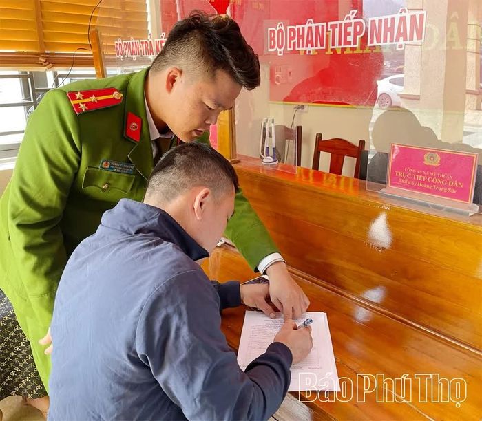 Được sự tuyên truyền, vận động của lực lượng công an địa phương, người dân xã Minh Đài cung cấp thông tin, tài liệu phục vụ làm sạch dữ liệu đất đai.