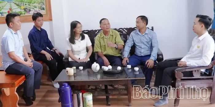 Cán bộ xã Long Cốc thường xuyên bám sát cơ sở, tuyên truyền, vận động người dân cung cấp thông tin, tài liệu góp phần hoàn thiện cơ sở dữ liệu đất đai.