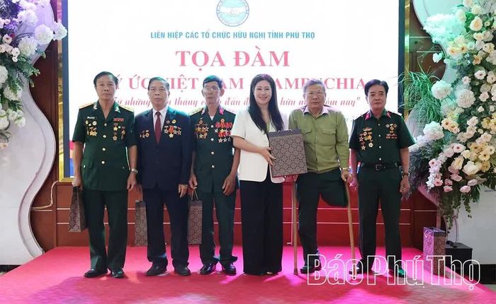 Lãnh đạo Liên hiệp các tổ chức hữu nghị tỉnh trao quà cho các đại biểu tham gia chương trình.