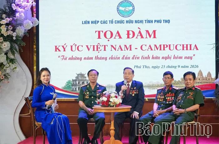 Các đại biểu chia sẻ câu chuyện xúc động về những năm tháng chiến đấu và sống trong sự yêu thương, đùm bọc của Nhân dân Campuchia.