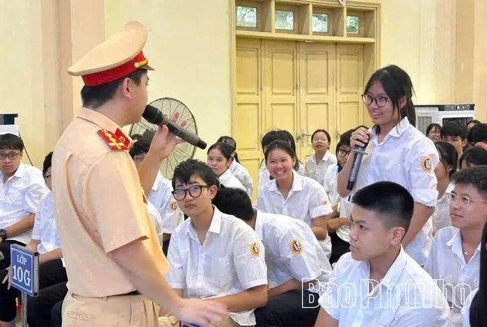 Học sinh Trường THPT Công nghiệp Việt Trì (phường Thanh Miếu) thường xuyên được tuyên truyền, giáo dục pháp luật về trật tự an toàn giao thông.