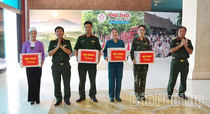Đại tá Trần Nho Lương - Phó Chỉ huy trưởng Bộ CHQS tỉnh và Đại tá Hà Đại Nam - Phó Chính ủy Bộ CHQS tỉnh tặng quà động viên lực lượng tham gia Gameshow "Sắc màu sao vuông".