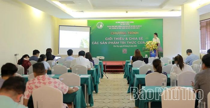 Chuyên gia giới thiệu sản phẩm tri thức của dự án.