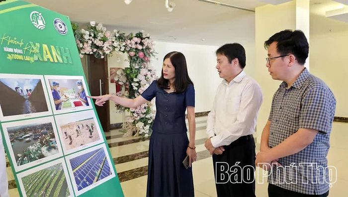 Các đại biểu tham quan triển lãm ảnh trong khuôn khổ chương trình.