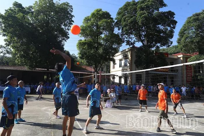 Trận đấu bóng chuyền nam sau lễ khai mạc.
