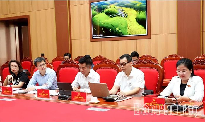 Các đại biểu tham dự buổi làm việc.