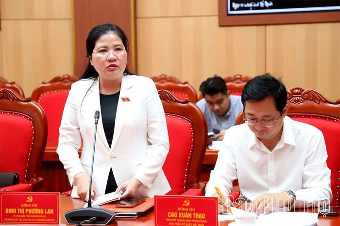 Các thành viên đoàn khảo sát phát biểu tại buổi làm việc.