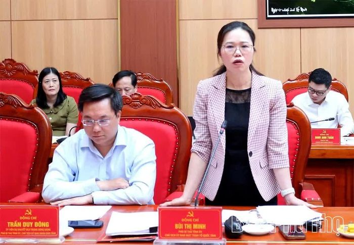 Phó Bí thư Tỉnh ủy, Chủ tịch Ủy ban MTTQ tỉnh Bùi Thị Minh phát biểu tại buổi làm việc.