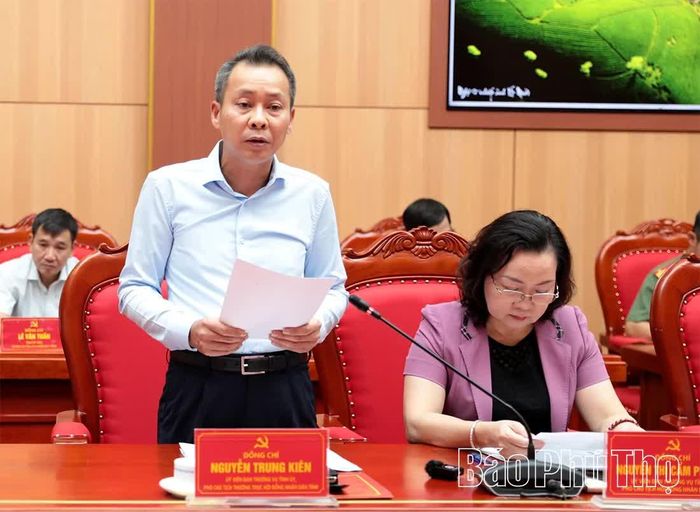 Phó Chủ tịch Thường trực HĐND tỉnh Nguyễn Trung Kiên trình bày báo cáo tóm tắt kết quả công tác lãnh đạo của Ban Thường vụ Tỉnh ủy Phú Thọ đối với hoạt động giám sát của Đoàn ĐBQH tỉnh và HĐND các cấp.