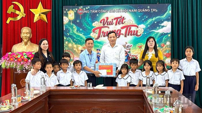 Lãnh đạo Sở Y tế Quảng Trị trao quà trung thu cho các em học sinh tại Trung tâm Công tác xã hội Nam Quảng Trị - Ảnh: Quang Ngọc