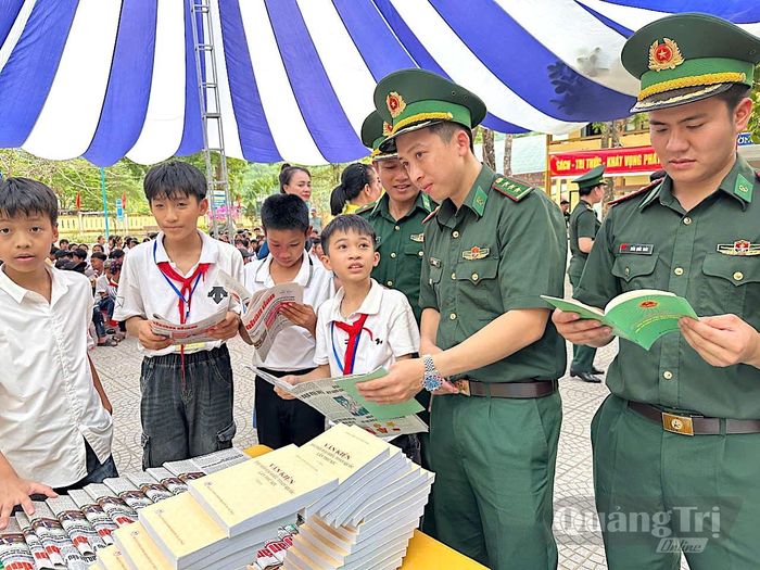 Cán bộ, chiến sĩ Bộ đội Biên phòng tỉnh giới thiệu sách, báo cho học sinh trong chương trình Tết Trung thu - Ảnh Q.N