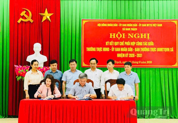 Thường trực HĐND, UBND và Ban Thường trực Ủy ban MTTQVN xã Nam Trạch ký kết quy chế phối hợp công tác, nhiệm kỳ 2026-2031 - Ảnh: P.V