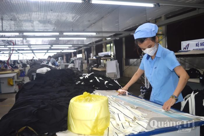 Chị Đoàn Thị Hường, bị câm điếc bẩm sinh từ nhỏ nhưng làm việc rất chăm chỉ, thu nhập luôn ở nhóm cao của nhà máy - Ảnh: M.L