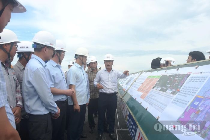 Đồng chí Vương Quốc Tuấn, Bí thư Tỉnh ủy nghe đại diện Ban Quản lý Khu kinh tế tỉnh và Công ty CP liên danh Cảng quốc tế Mỹ Thủy (MTIP) báo cáo tiến độ và những đề xuất, kiến nghị - Ảnh: Đ.V